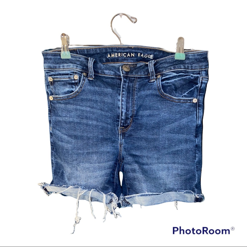 Dark wash. Hi rise midi shorts.